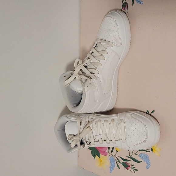 White Puma Sneaker Size 8 - Picture 4 of 4